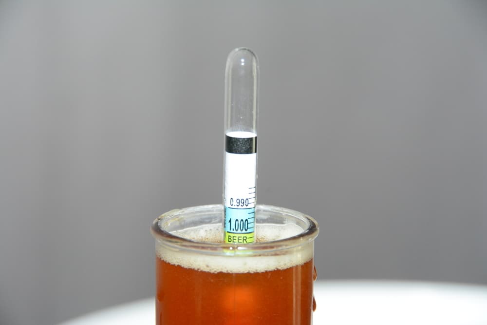 Hydrometer-inserted-into-glass-of-beer